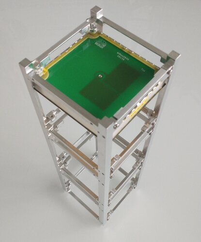 Picture-frame-sized CubeSat antenna