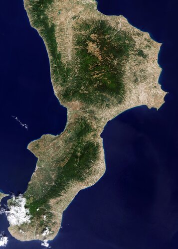 Calabria, often referred to as the ‘boot’ of Italy, is featured in this image captured by the Copernicus Sentinel-2 mission. 