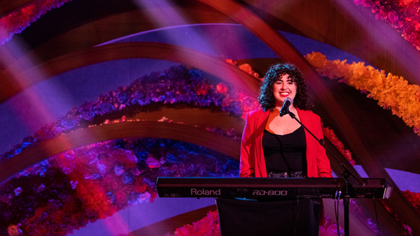 Marcia Belsky performs at SESSION 2 at TEDWomen 2021: What Now? December 1-3, 2021, Palm Springs, California. Photo: Gilberto Tadday / TED