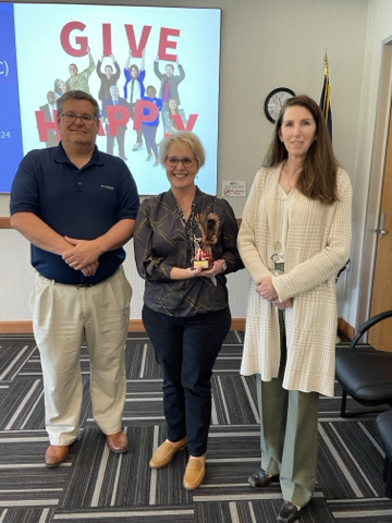 Erin Richardson, center, chair of the 2022 Combined Federal Campaign at NASA’s Marshall Space Flight Center, holds Marshall’s award for raising more funds than any other large federal agency in the Greater Tennessee Valley Zone during the campaign. Standing with her, from left, are Marshall Associate Director, Technical, Larry Leopard and Marshall Associate Director Rae Ann Meyer.